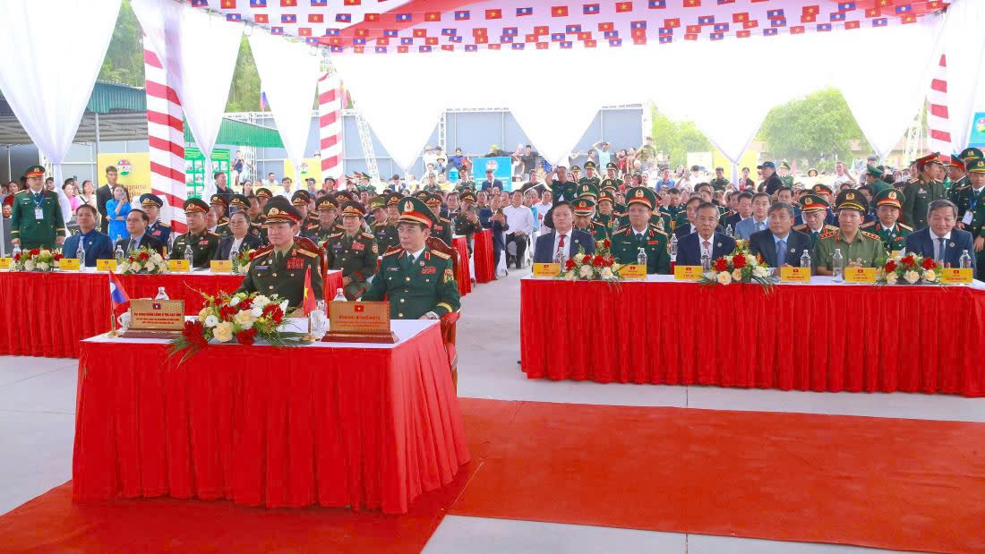 Đại tướng Phan Văn Giang và Đại tướng Khamliang Outhakaysone dự lễ sơ kết kết nghĩa cụm dân cư hai bên biên giới giữa thôn Thủy Phong, xã Kim Bảng, tỉnh Nghệ An (Việt Nam) với bản Xốp Tờng, xã Nặm On, huyện Xay Chăm Phon, tỉnh Bôlykhămxay (Lào)