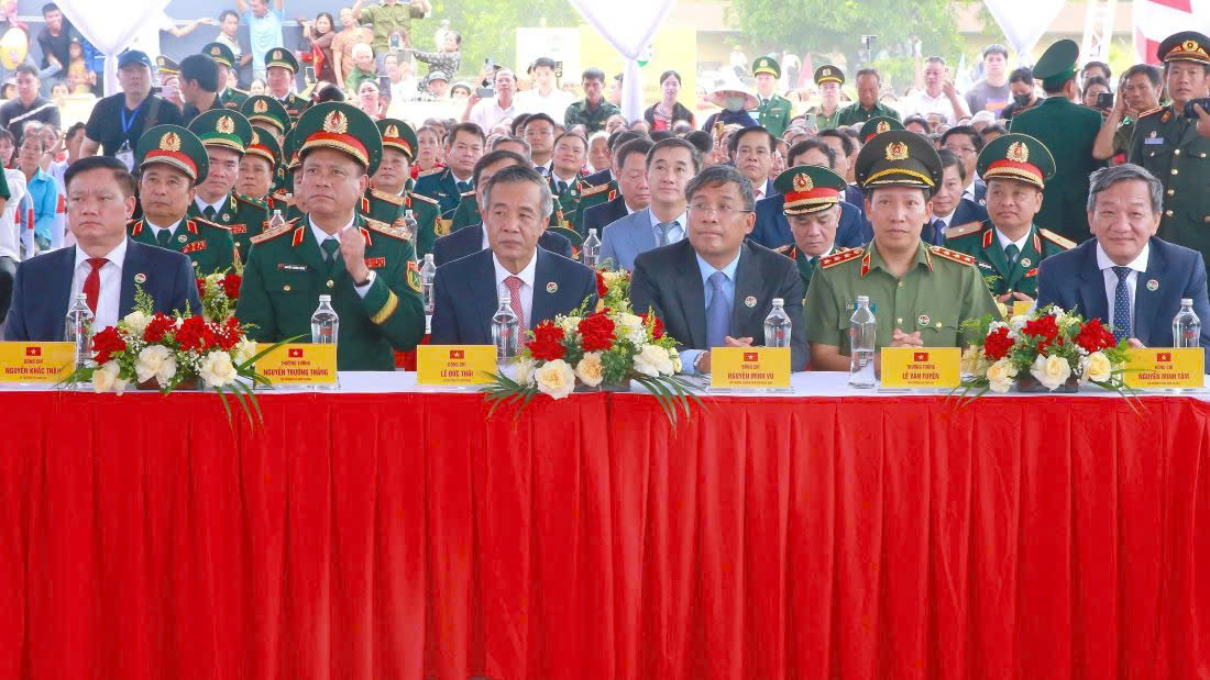 Thượng tướng Lê Văn Tuyến - Ủy viên Trung ương Đảng, Ủy viên Ban Thường vụ Đảng ủy Công an Trung ương, Thứ trưởng Bộ Công an cùng Đoàn đại biểu hai nước dự lễ sơ kết kết nghĩa cụm dân cư hai bên biên giới giữa thôn Thủy Phong, xã Kim Bảng, tỉnh Nghệ An (Việt Nam) với bản Xốp Tờng, xã Nặm On, huyện Xay Chăm Phon, tỉnh Bôlykhămxay (Lào)