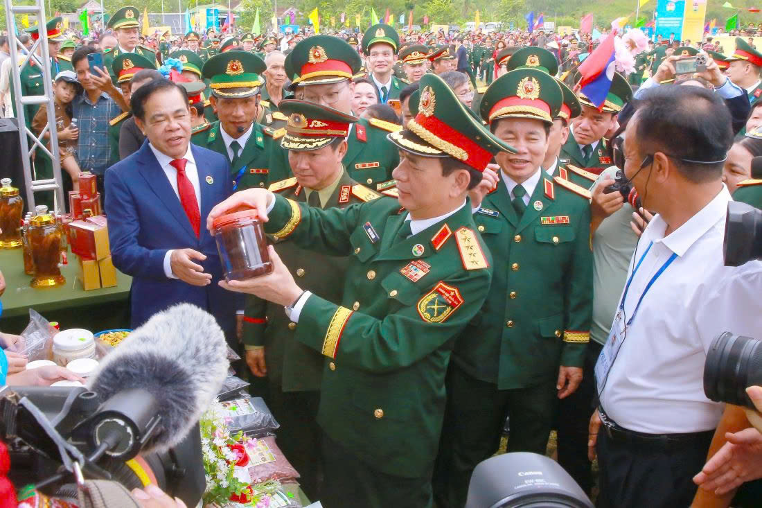 Đại tướng Phan Văn Giang và Đại tướng Khamliang Outhakaysone tham quan khu trưng bày các sản phẩm đặc trưng của địa phương