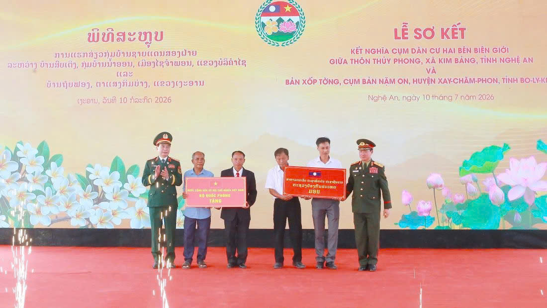 Đại tướng Phan Văn Giang và Đại tướng Khamliang Outhakaysone tặng quà cho thôn Thủy Phong, xã Kim Bảng và xã Sơn Lâm