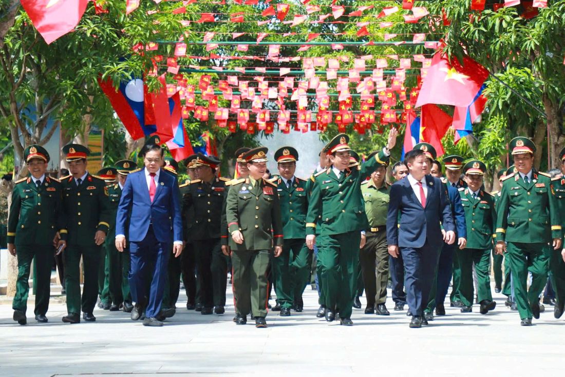 Đoàn đại biểu cấp cao Bộ Quốc phòng hai nước Việt Nam, Lào về dâng hoa, dâng hương tưởng niệm Chủ tịch Hồ Chí Minh tại Khu Di tích Quốc gia đặc biệt Kim Liên, tỉnh Nghệ An