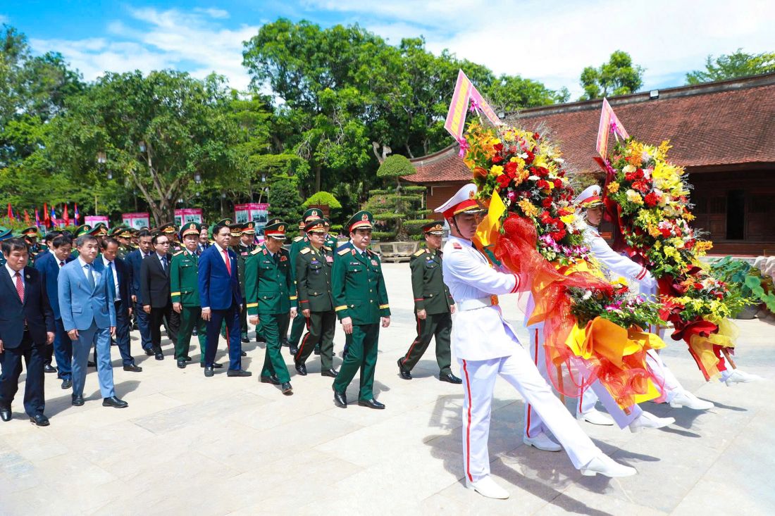 Đoàn đại biểu thành kính dâng hoa tưởng niệm Chủ tịch Hồ Chí Minh
