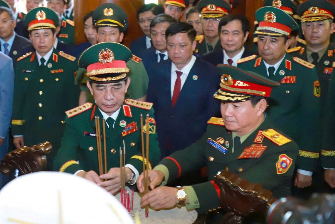 Đại tướng Phan Văn Giang - Ủy viên Bộ Chính trị, Phó Thủ tướng Chính phủ, Bộ trưởng Bộ Quốc phòng Việt Nam và Đại tướng Khamliang Outhakaysone - Ủy viên Bộ Chính trị Đảng Nhân dân Cách mạng Lào, Phó Thủ tướng Chính phủ, Bộ trưởng Bộ Quốc phòng Lào dâng hương tưởng niệm Chủ tịch Hồ Chí Minh