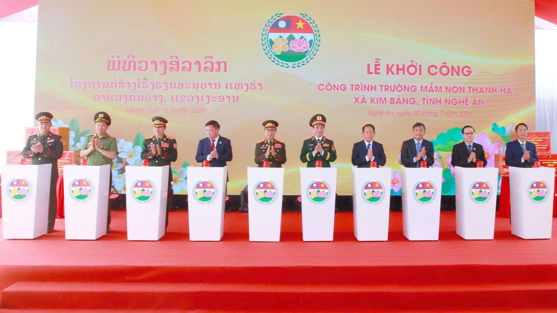 Thượng tướng Lê Văn Tuyến - Ủy viên Trung ương Đảng, Ủy viên Ban Thường vụ Đảng ủy Công an Trung ương, Thứ trưởng Bộ Công an cùng các đại biểu thực hiện nghi thức khởi công Trường Mầm non Thanh Hà, xã Kim Bảng