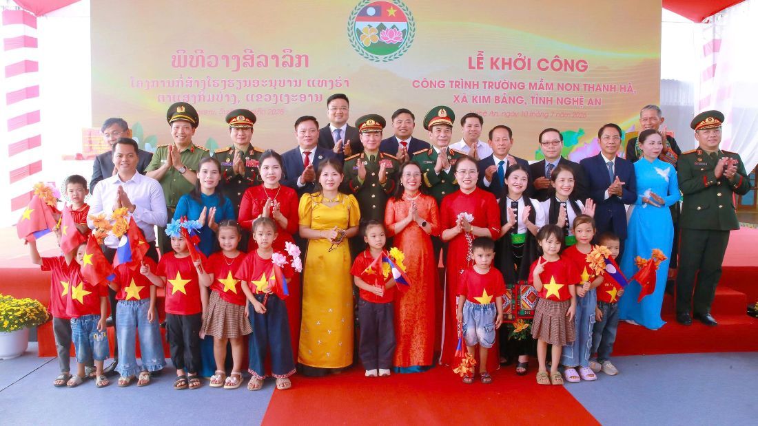 Thượng tướng Lê Văn Tuyến - Ủy viên Trung ương Đảng, Ủy viên Ban Thường vụ Đảng ủy Công an Trung ương, Thứ trưởng Bộ Công an và các đại biểu chụp ảnh lưu niệm cùng lãnh đạo, cán bộ, người dân địa phương