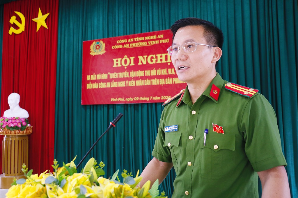 Đồng chí Trung tá Hoàng Anh Thái, Trưởng Công an phường Vinh Phú phát biểu