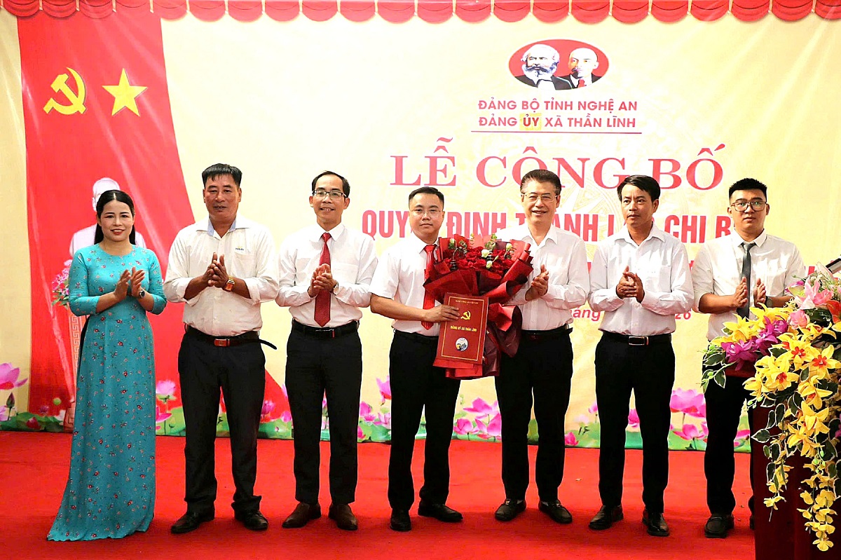Lãnh đạo Ban Tổ chức Tỉnh uỷ và Đảng uỷ xã Thần Lĩnh tặng hoa và trao quyết định thành lập chi bộ cơ sở văn phòng Công ty TNHH Xây dựng Hoa Việt