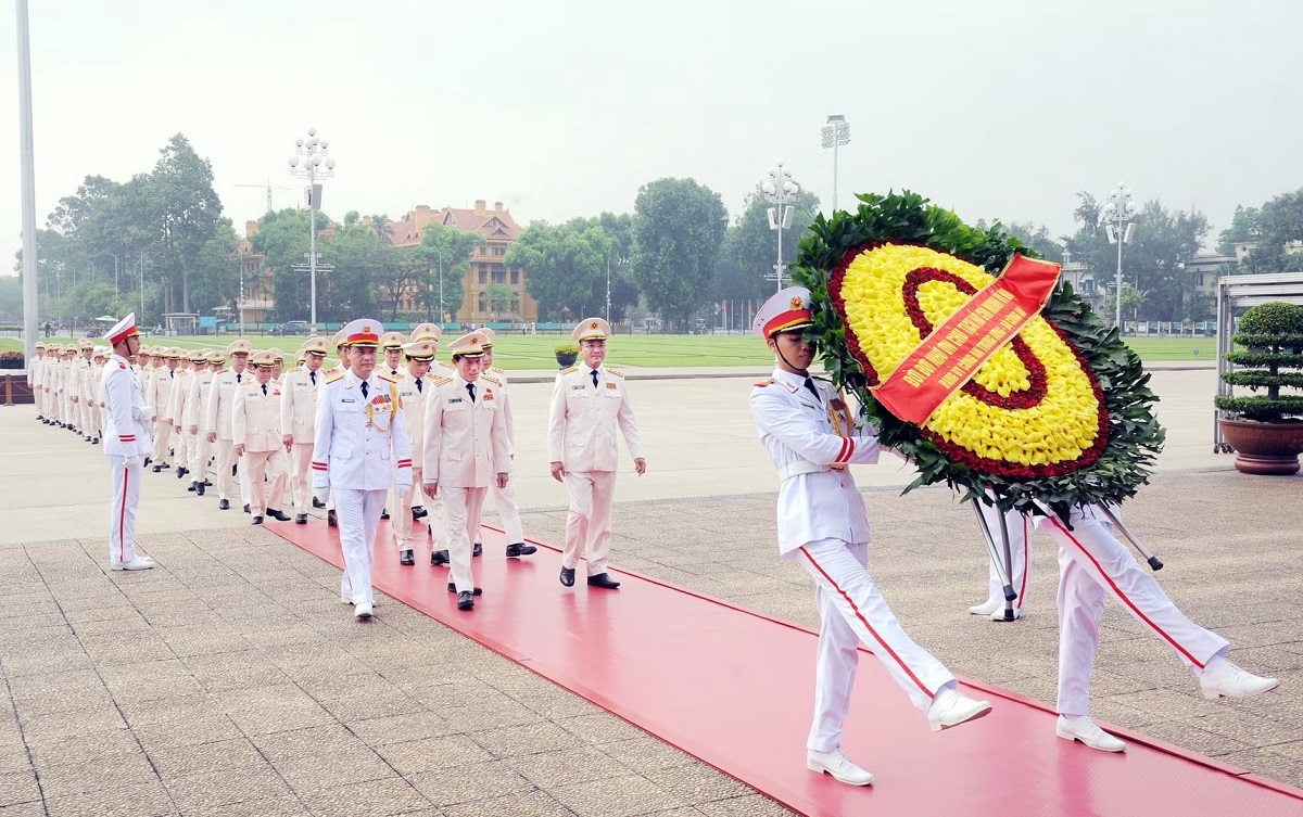 Đoàn đại biểu Đảng ủy Công an Trung ương đặt vòng hoa và vào Lăng viếng Chủ tịch Hồ Chí Minh.