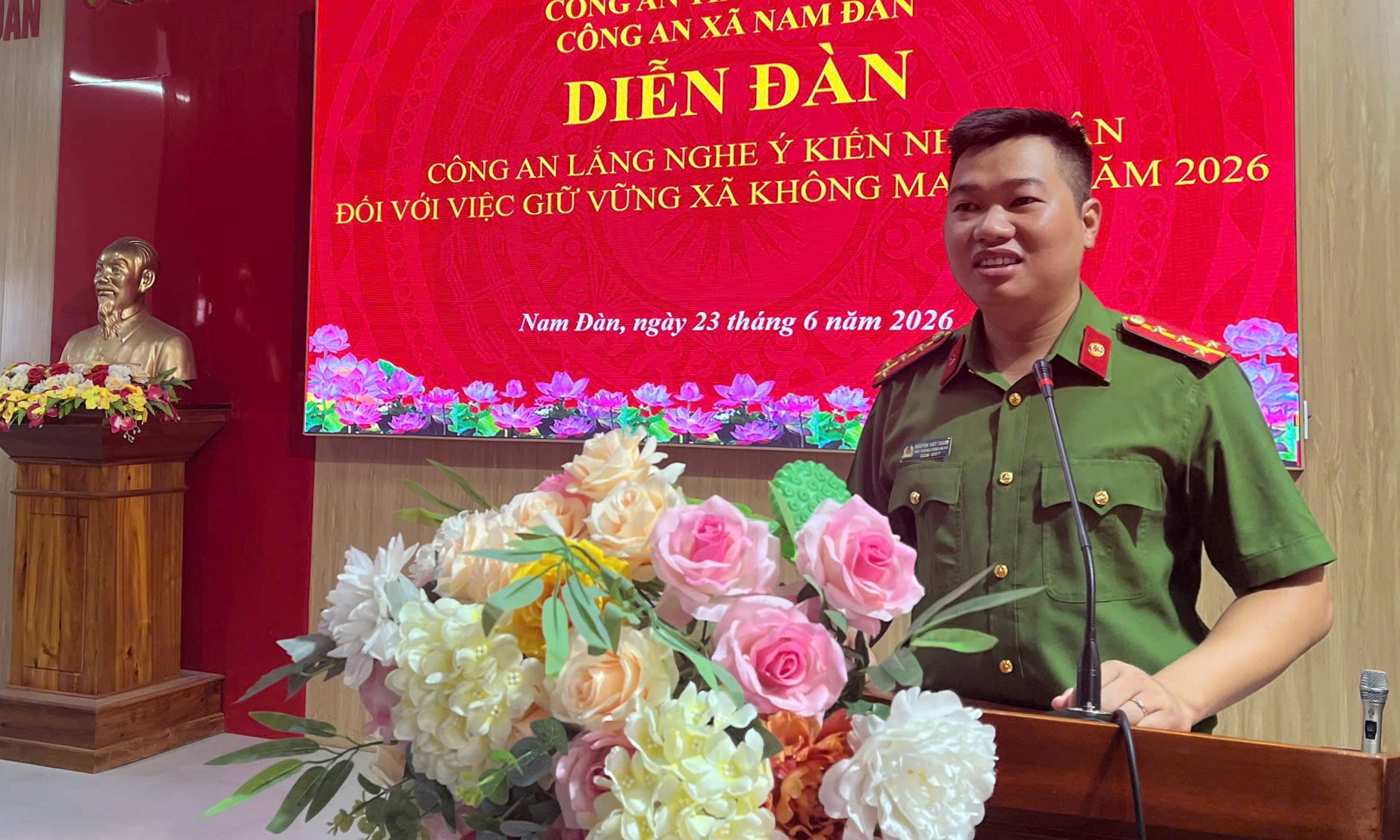 Đại diện Công an xã Nam Đàn giải đáp thắc mắc của người dân tại diễn đàn