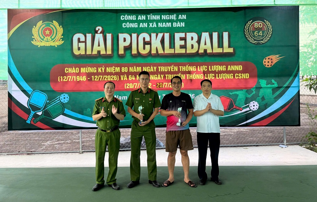 Trao thưởng cho các đội đạt giải