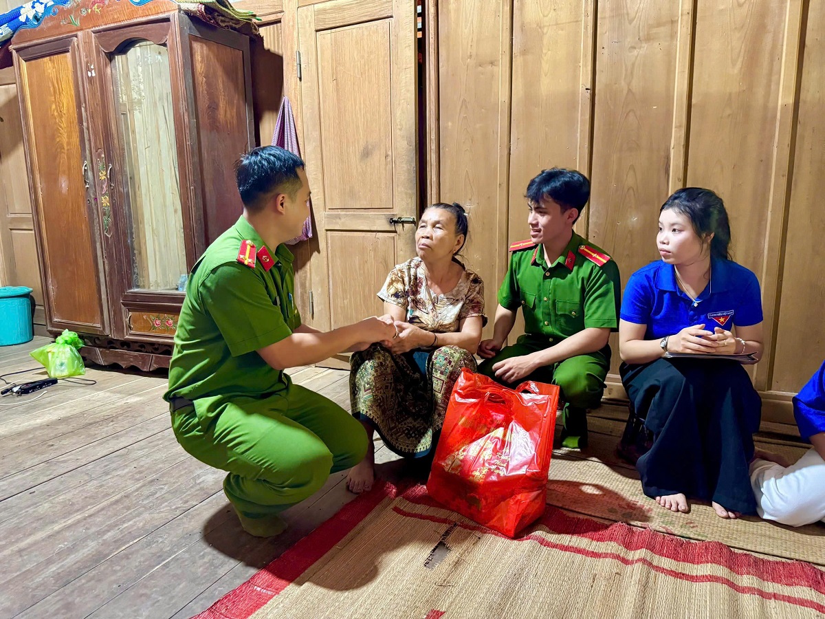 Công an xã Nhôn Mai tặng quà thương bệnh binh, thân nhân liệt sĩ, người có công với cách mạng