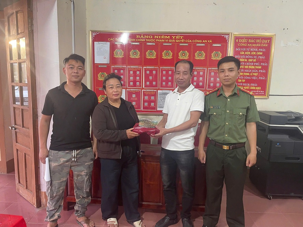 Công an xã Kim Bảng cùng người nhà chị Hồng trao trả lại số tiền do chuyển khoản nhầm cho anhNguyễn Hạ Long 