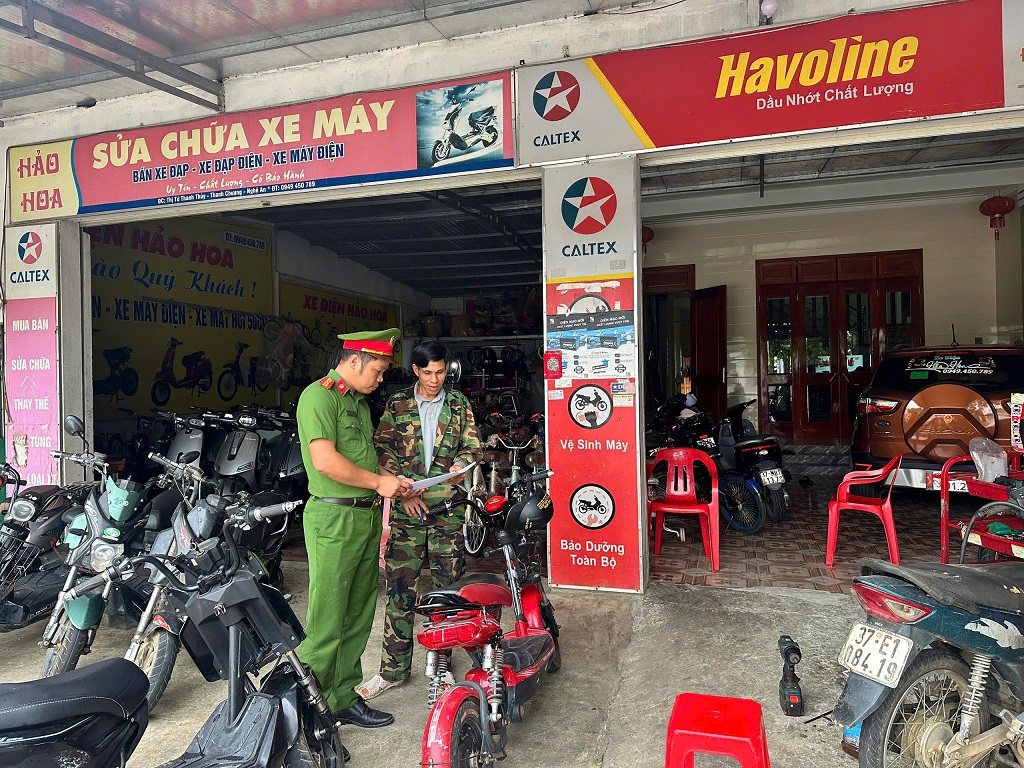 Tuyên truyền, tổ chức ký cam kết đối với cơ sở sửa chữa xe mô tô, xe gắn máy 