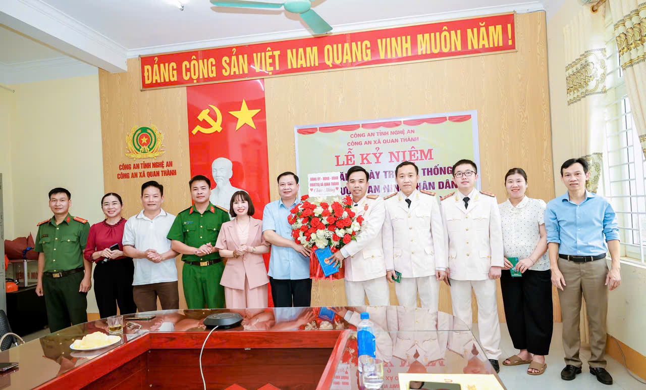 Đại diện Đảng uỷ, UBND, UBMTTQ, HĐND xã tặng hoa chúc mừng
