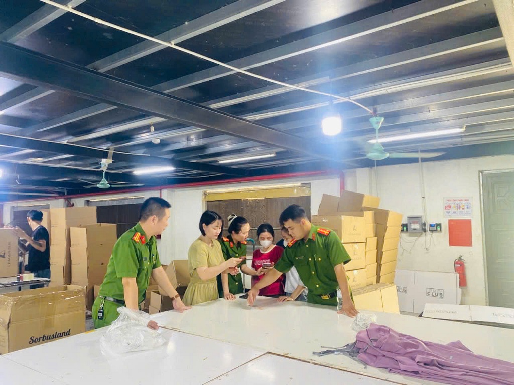 Công an xã hỗ trợ công nhân, người lao động
