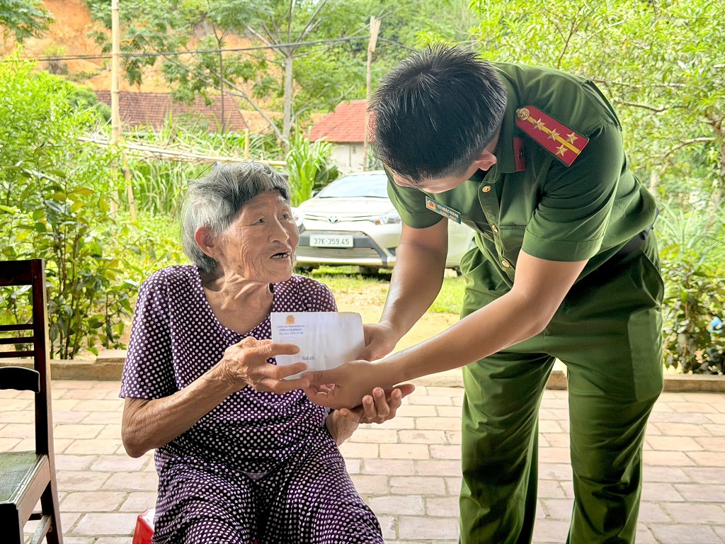 Công an xã trao quà đến thân nhân Liệt sĩ
