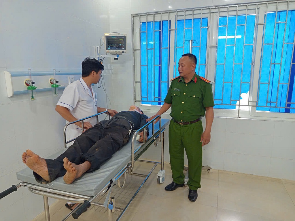 Công an xã Anh Sơn kịp thời đưa người dân đi cấp cứu