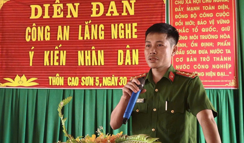 Đại diện Công an xã Yên Xuân giải đáp thắc mắc của người dân tại diễn đàn