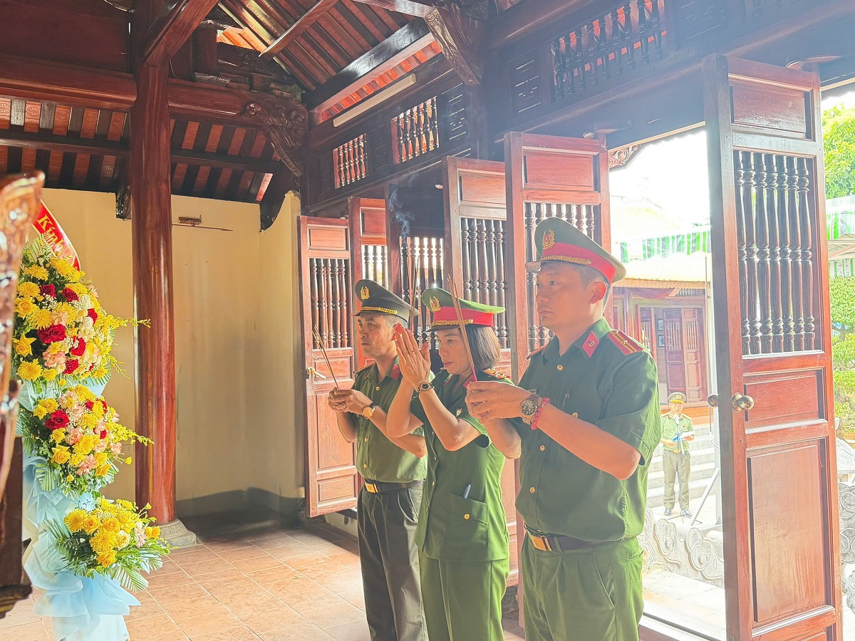 Thành kính dâng hương, dâng hoa, tưởng nhớ và tri ân những cống hiến của đồng chí Bộ trưởng Trần Quốc Hoàn
