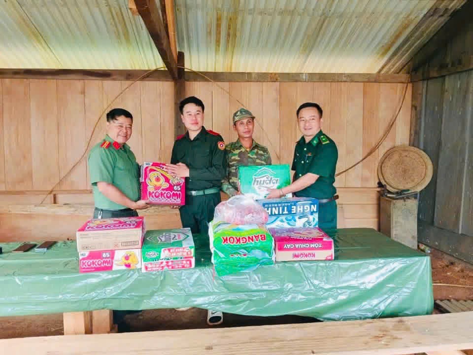 Thăm, động viên và trao tặng quà tới Trạm Biên phòng Mốc L10 (Lào)