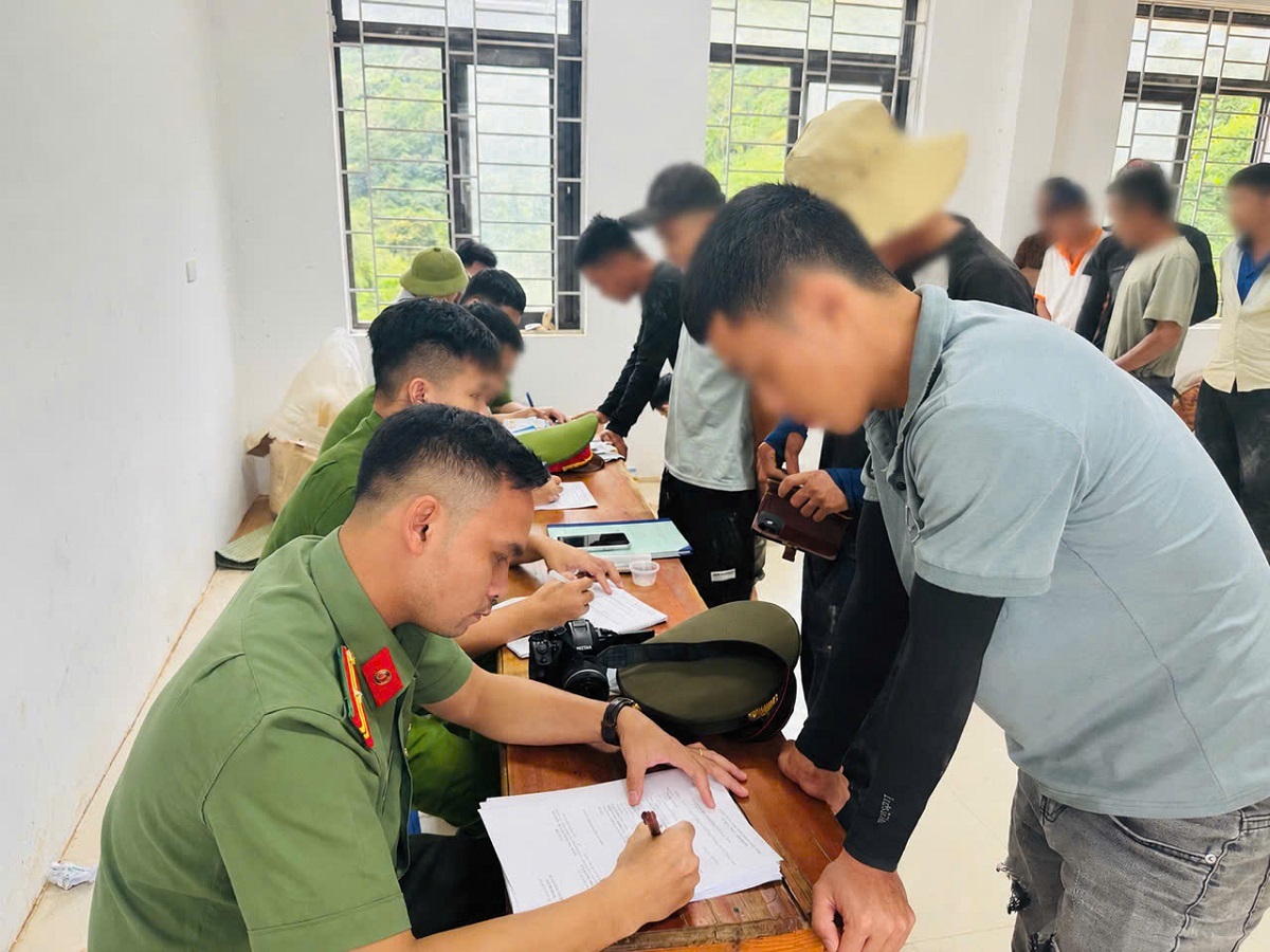 Tổ chức kiểm tra, test nhanh ma túy đối với công nhân đang thi công 