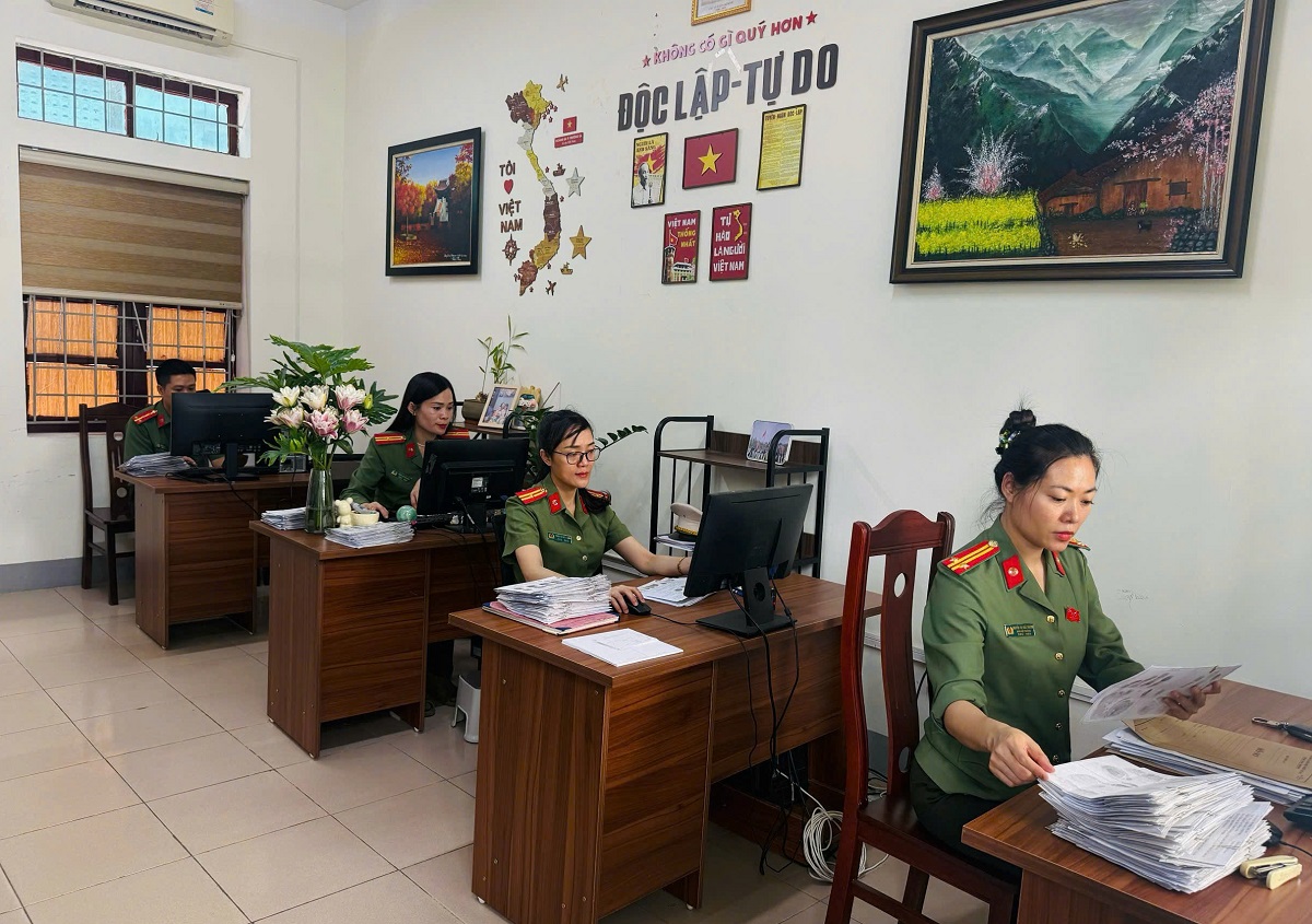 Cán bộ Phòng Hồ sơ nghiệp vụ làm sạch dữ liệu