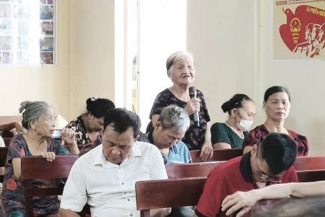 Người dân đóng góp ý kiến tại diễn đàn
