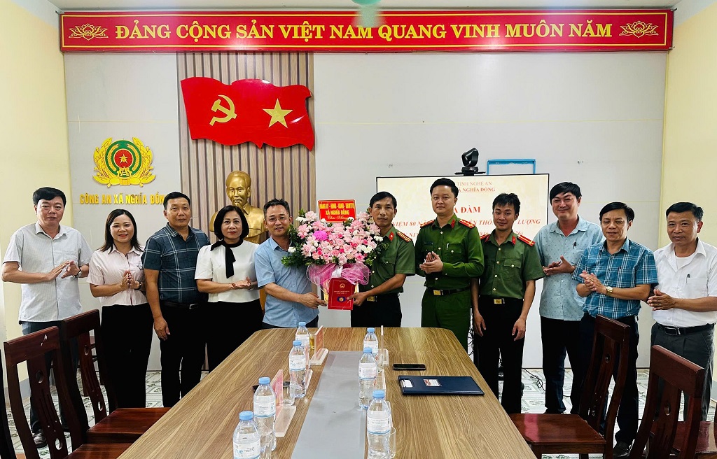 Cấp ủy, chính quyền xã tặng hoa chúc mừng Công an xã Nghĩa Đồng 
