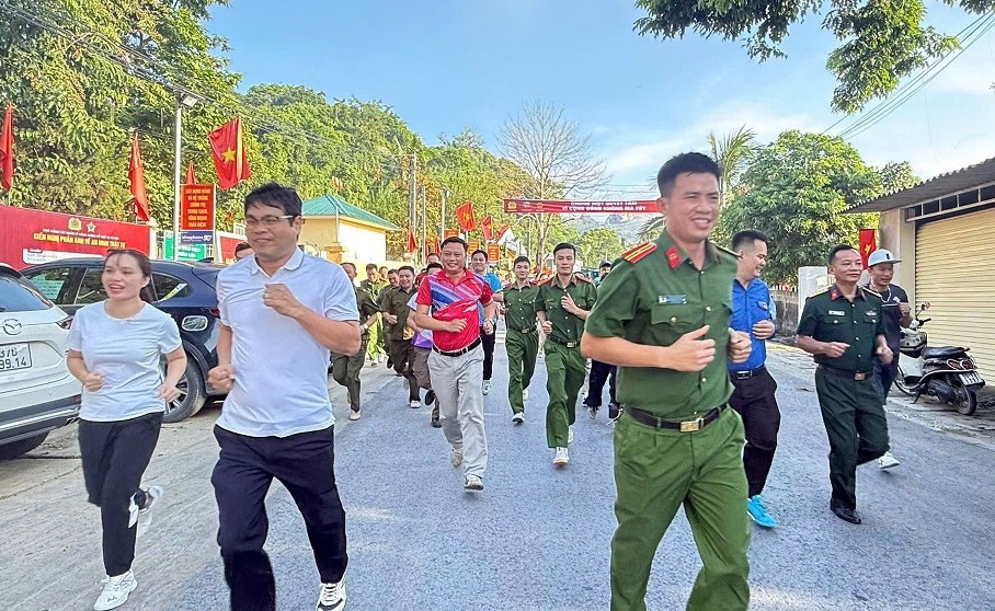 Cán bộ, chiến sĩ và người dân tham gia chạy bộ