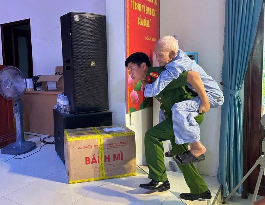 Công an xã giúp đỡ người dân đến thu nhận mẫu ADN