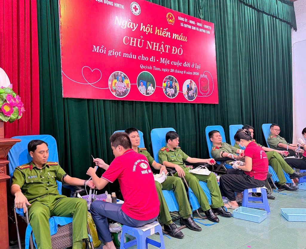 Công an xã tham gia hiến máu