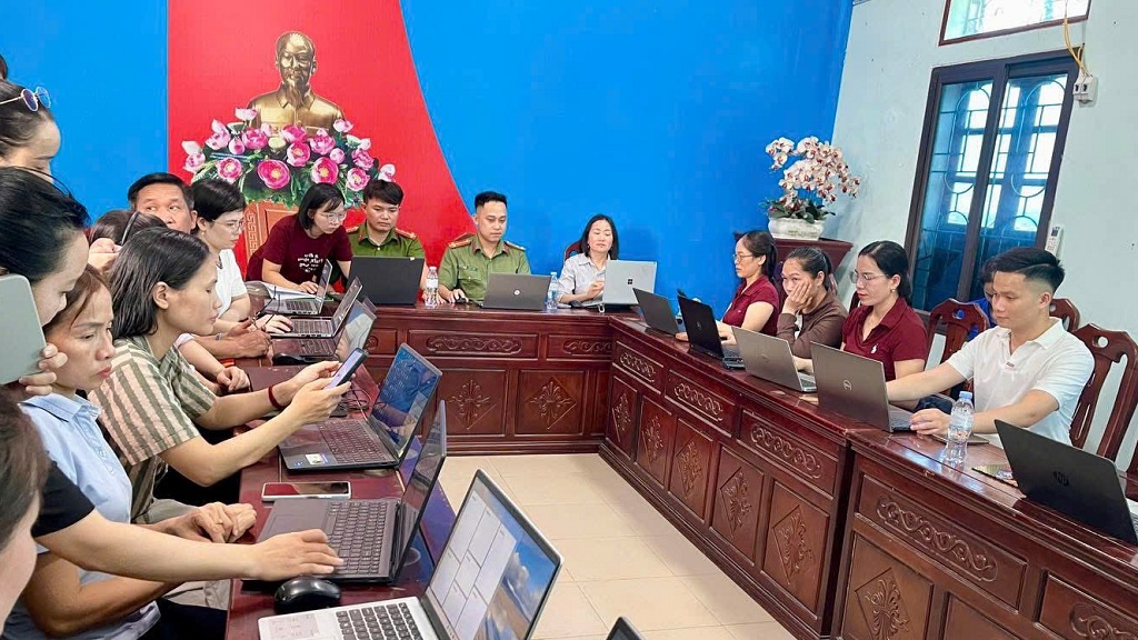 Công an xã hỗ trợ công chức, viên chức uỷ ban số hoá hồ sơ, tạo điều kiện giúp đỡ người dân xử lí các nhu cầu