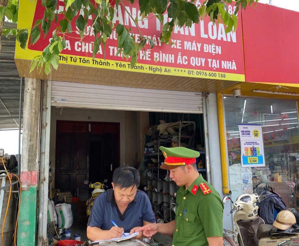 Công an xã tuyên truyền, hướng dẫn các cơ sở kinh doanh tổ chức kí cam kết