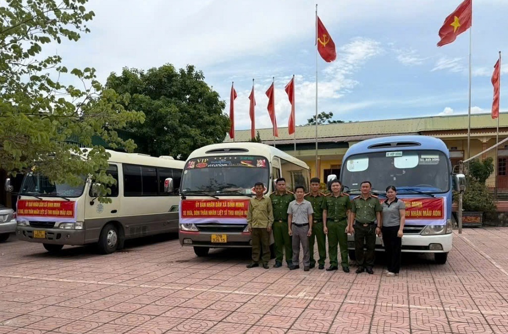 Công an xã Bình Minh hỗ trợ thân nhân liệt sĩ thu nhận mẫu sinh phẩm ADN