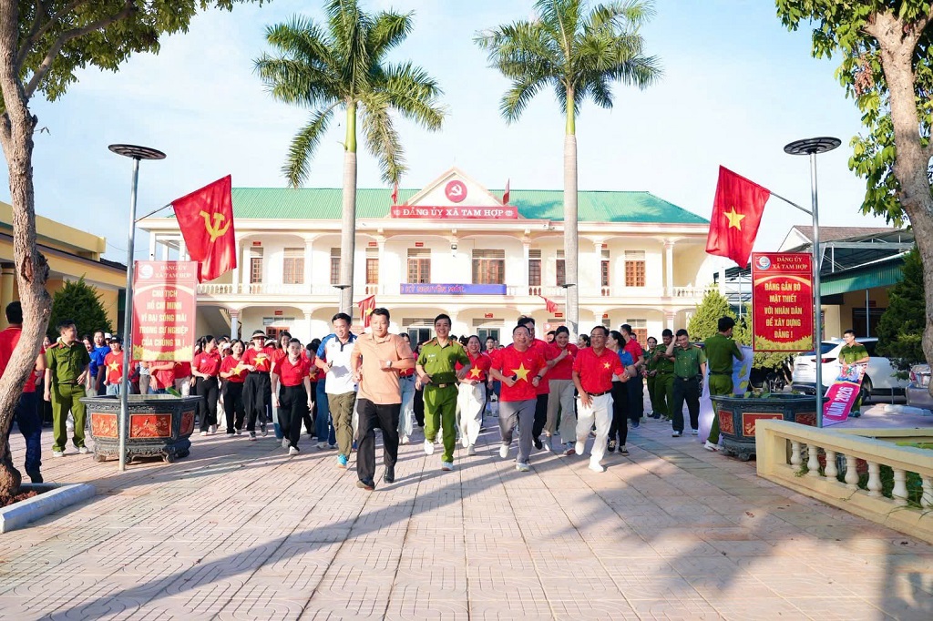 Cán bộ, chiến sĩ và người dân tham gia chạy bộ