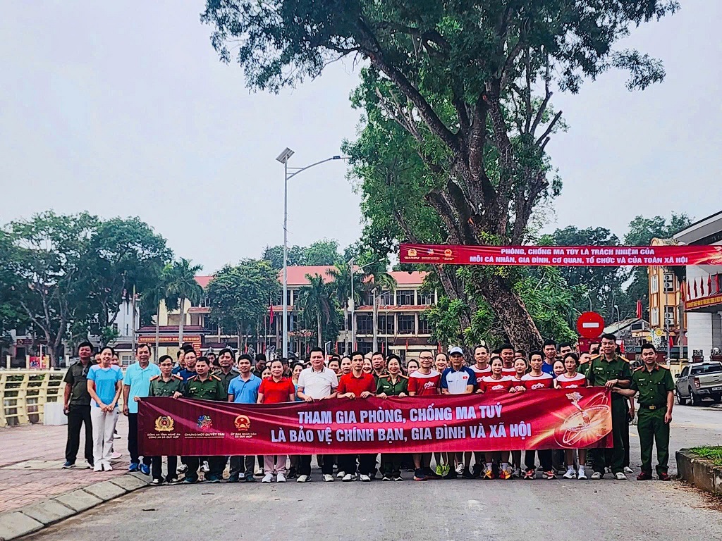 Cán bộ, chiến sĩ và người dân tham gia chạy bộ