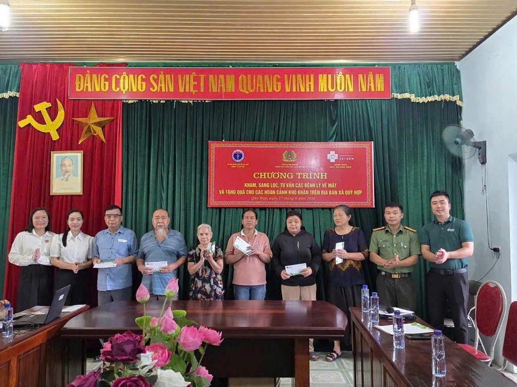 Trao quà tặng gia đình có hoàn cảnh khó khăn