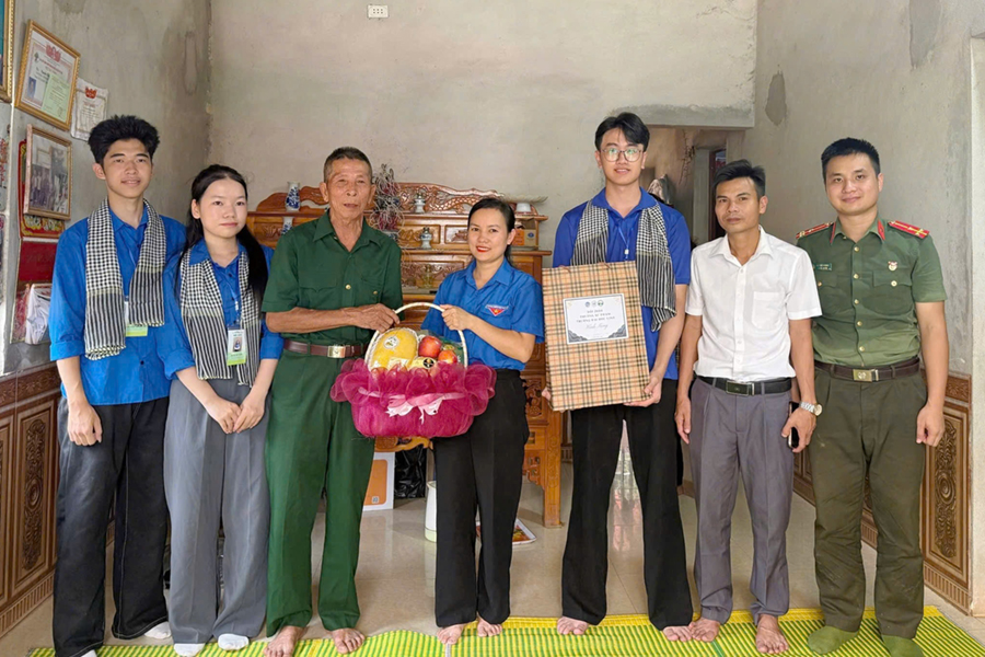Công an xã trao quà đến thương binh