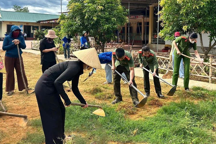 Công an xã dọn dẹp khuôn viên Trường