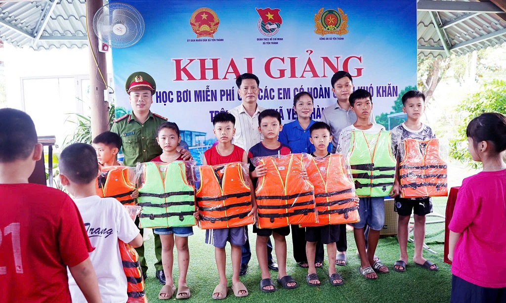Công an xã tổ chức dạy bơi miễn phí