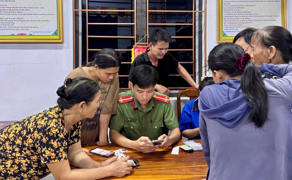 Công an xã tranh thủ làm thêm giờ hỗ trợ người dân