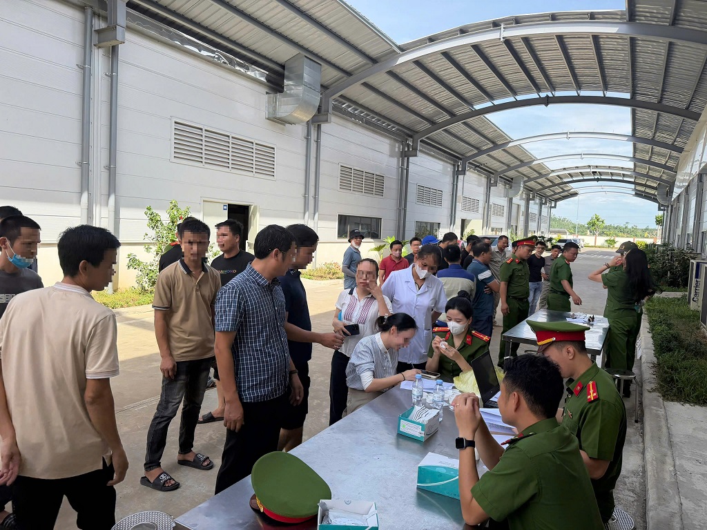 Công an xã Đại Đồng kiểm tra, test nhanh ma túy cho công nhân