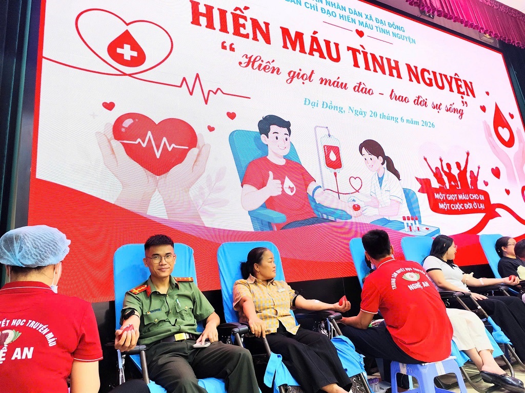 Cán bộ chiến sĩ tham gia hiến máu