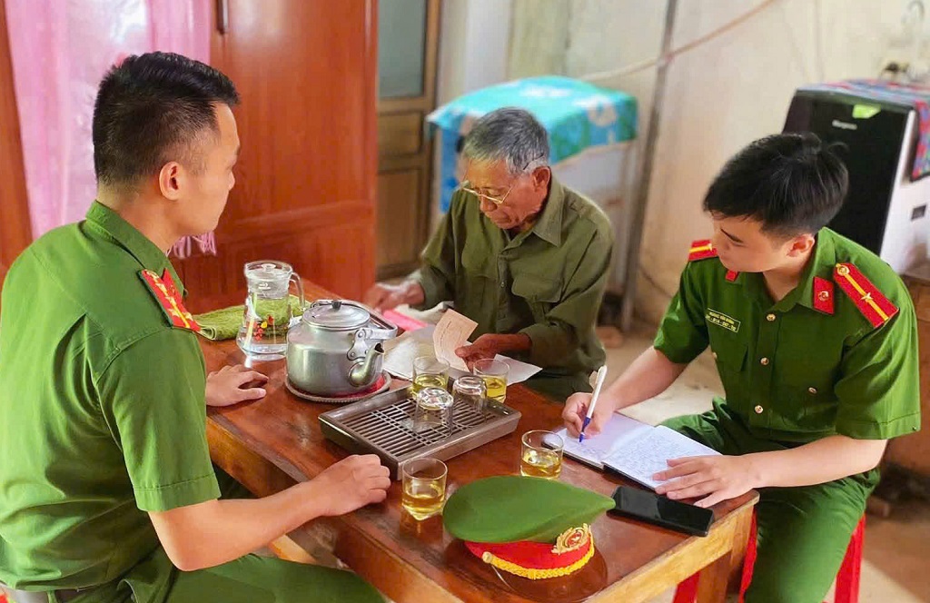 Công an xã thăm hỏi, động viên Bệnh binh Nguyễn Đức Hùng