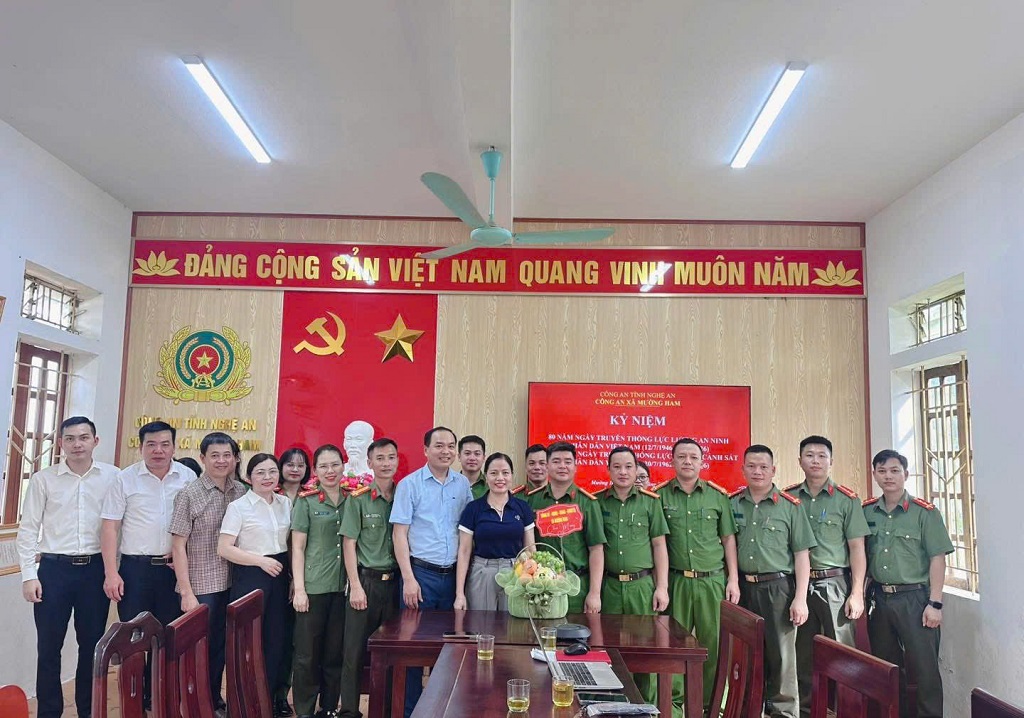 Đại diện Đảng uỷ, UBND, UBMTTQ, HĐND xã tặng hoa chúc mừng