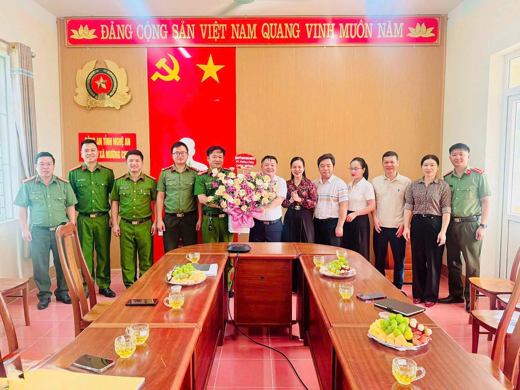 Đại diện Đảng uỷ, UBND, UBMTTQ, HĐND xã tặng hoa chúc mừng