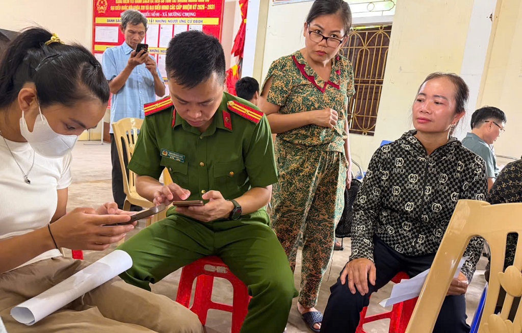 Công an xã hỗ trợ người dân