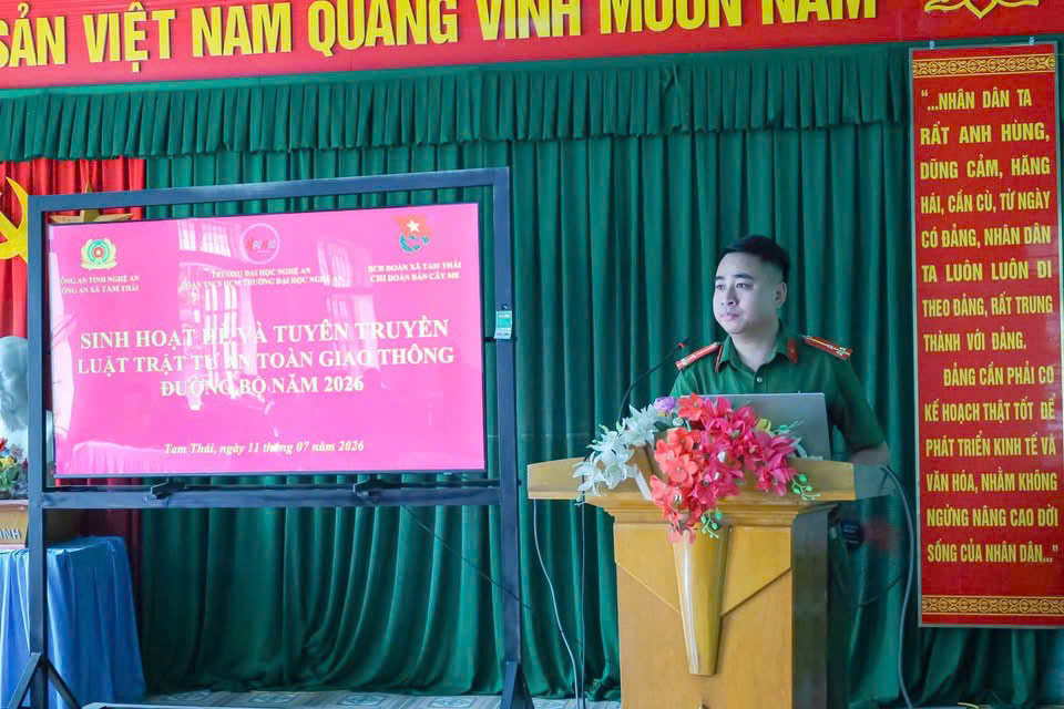 Công an xã tuyên truyền luật trật tự an toàn giao thông  cho thanh, thiếu niên
