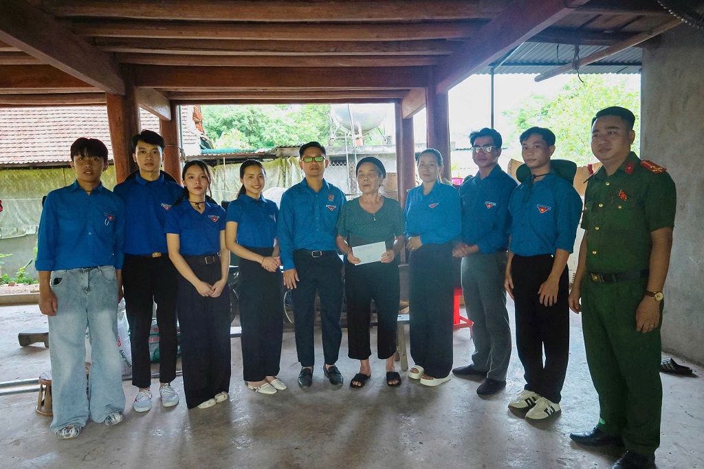 Công an xã Tam Thái phối hợp tặng quà thương, bệnh binh, thân nhân liệt sĩ, người có công với cách mạng