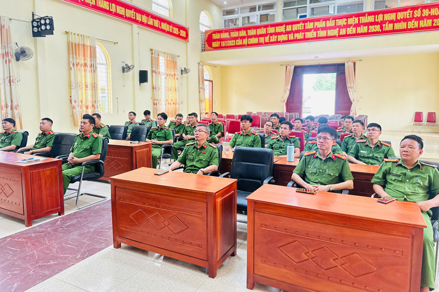 Đông đảo cán bộ, đảng viên Công an phường tham gia Hội nghị